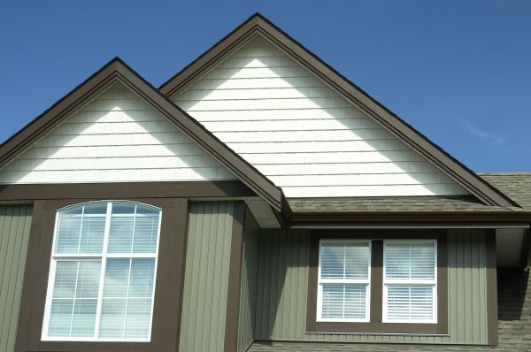 Cost of Vertical Vinyl Siding Repair in Spring