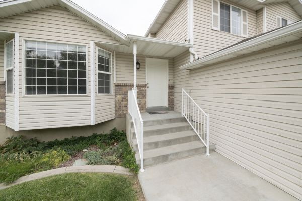 Cost of White Vinyl Siding Replacement in Spring